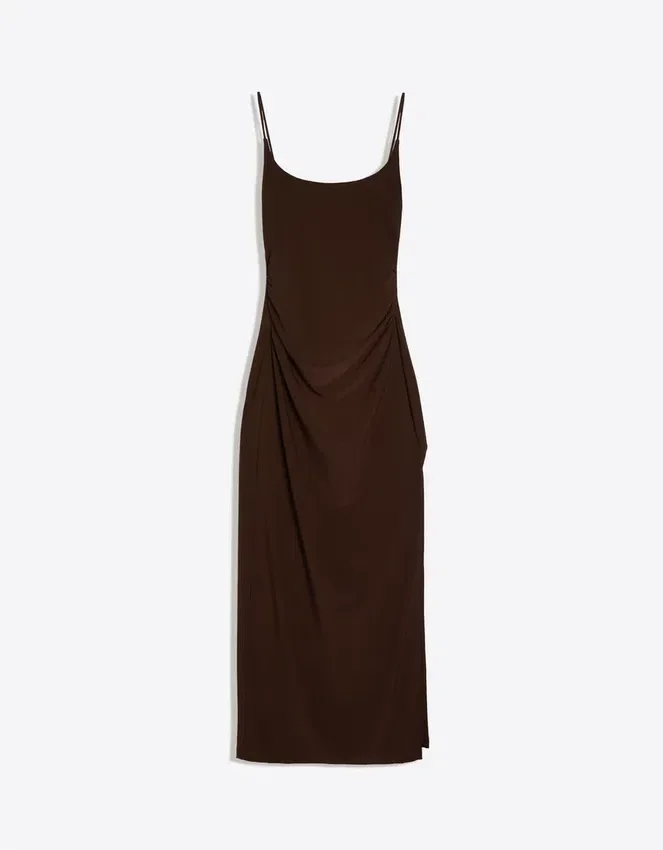 Vestido midi con tirantes y fruncidos Vestido midi con tirantes y fruncidos