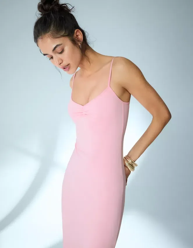 Vestido midi fruncido con tirantes – Vestidos y monos Vestido midi fruncido con tirantes – Vestidos y monos
