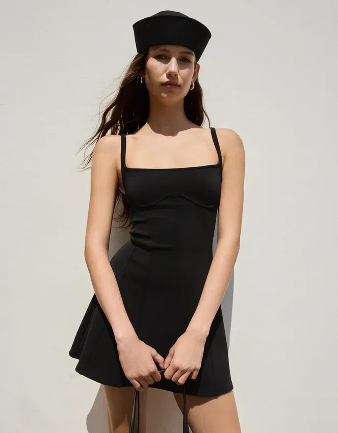 Vestido mini con tirantes tipo corsé Vestido mini con tirantes tipo corsé