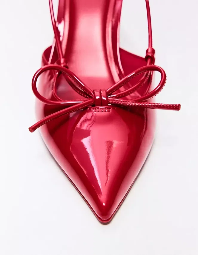 Zapatos de tacón con talón abierto y detalle Zapatos de tacón con talón abierto y detalle