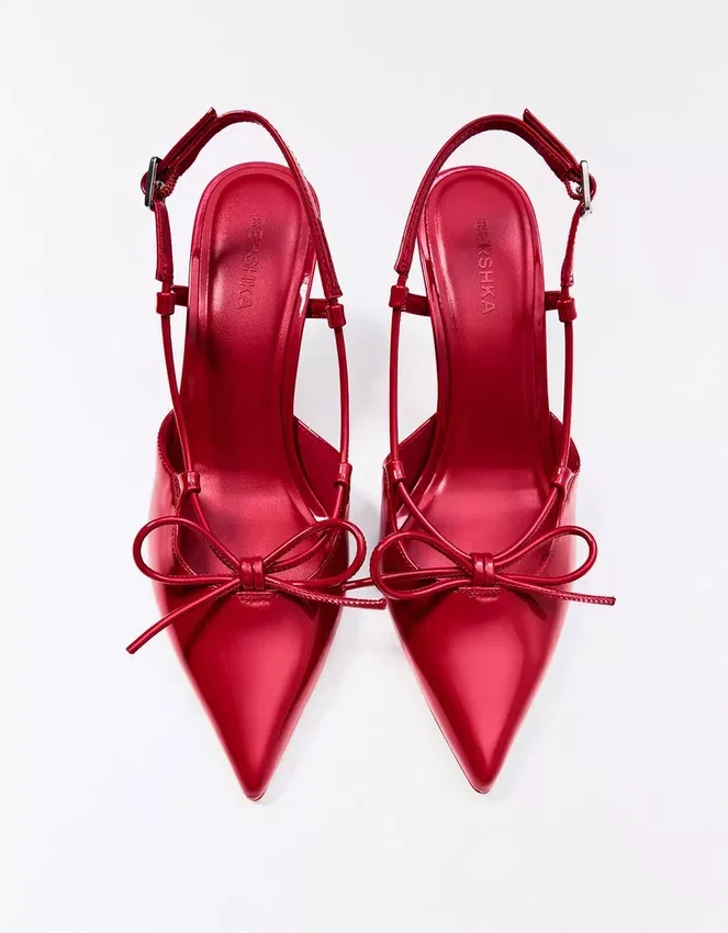 Zapatos de tacón con talón abierto y detalle Zapatos de tacón con talón abierto y detalle