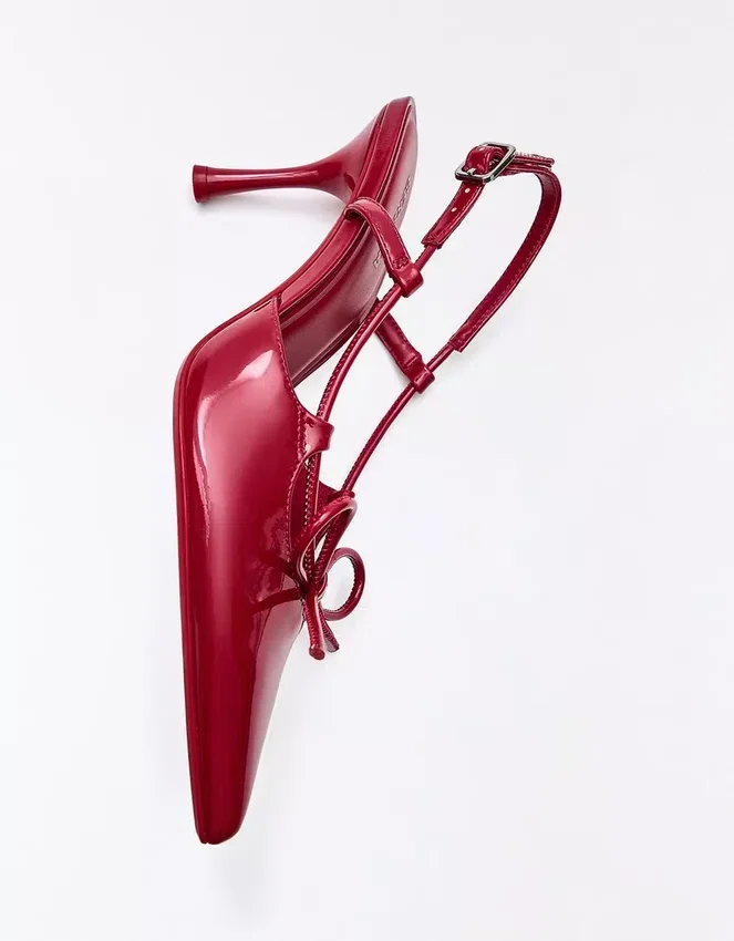 Zapatos de tacón con talón abierto y detalle Zapatos de tacón con talón abierto y detalle